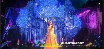 Khung hình TVC với sân khấu ánh sáng tím xanh